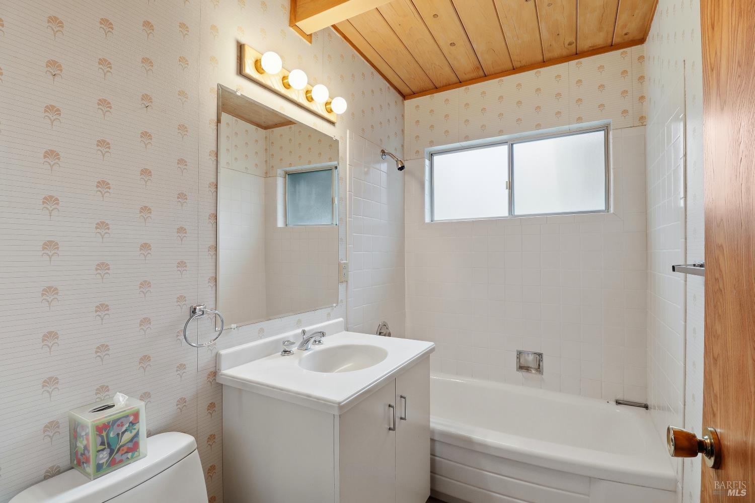 Detail Gallery Image 20 of 23 For 48 Oxford Dr, San Rafael,  CA 94903 - 3 Beds | 2 Baths