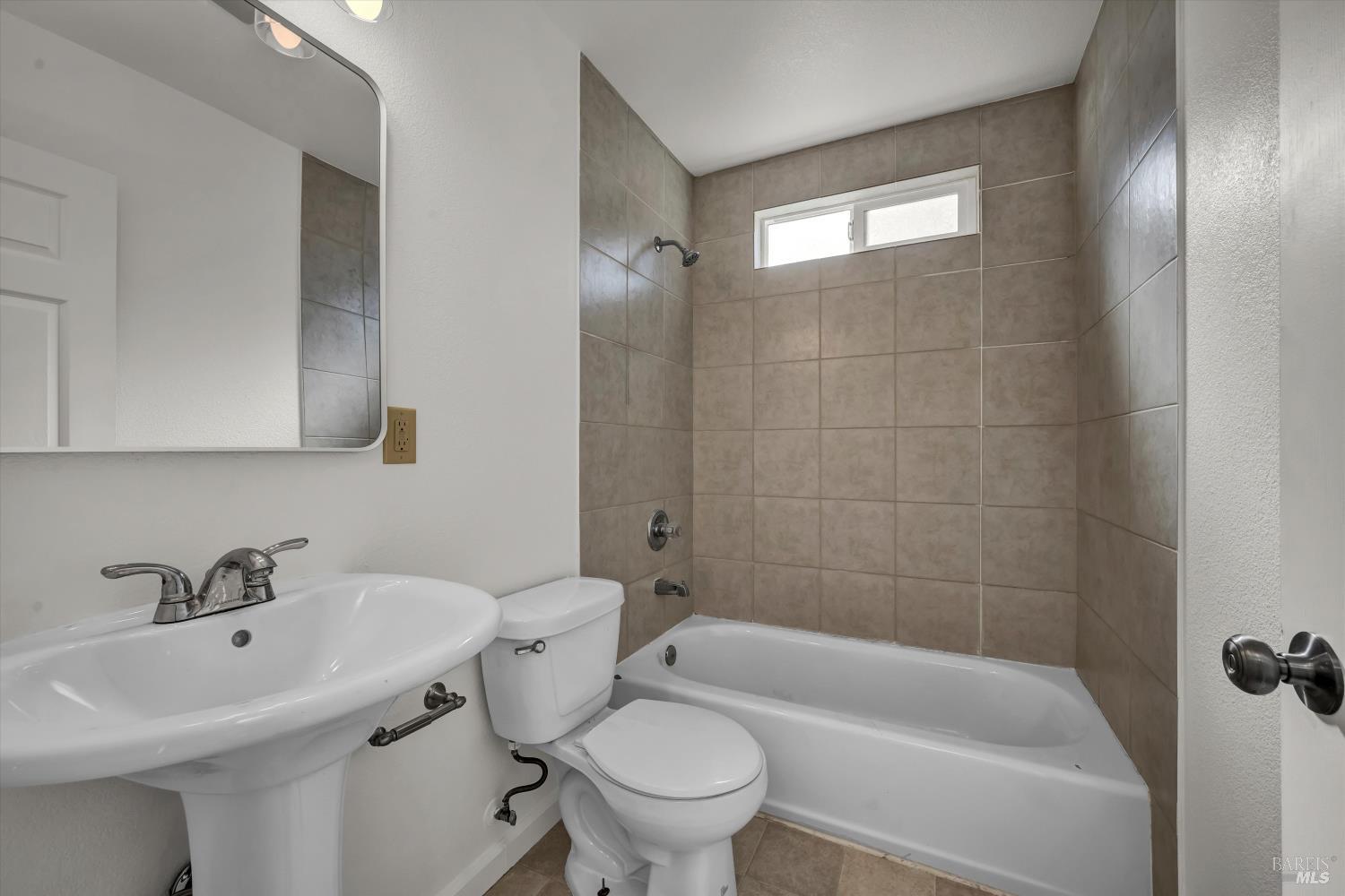 Detail Gallery Image 8 of 22 For 9421 Fairway Dr, Kelseyville,  CA 95451 - 3 Beds | 2 Baths