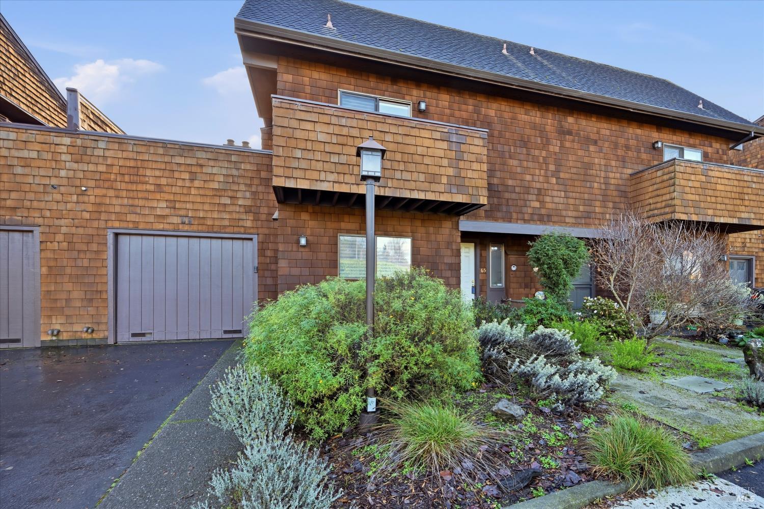 Detail Gallery Image 2 of 34 For 65 Freedom Ln, Petaluma,  CA 94952 - 2 Beds | 2/1 Baths