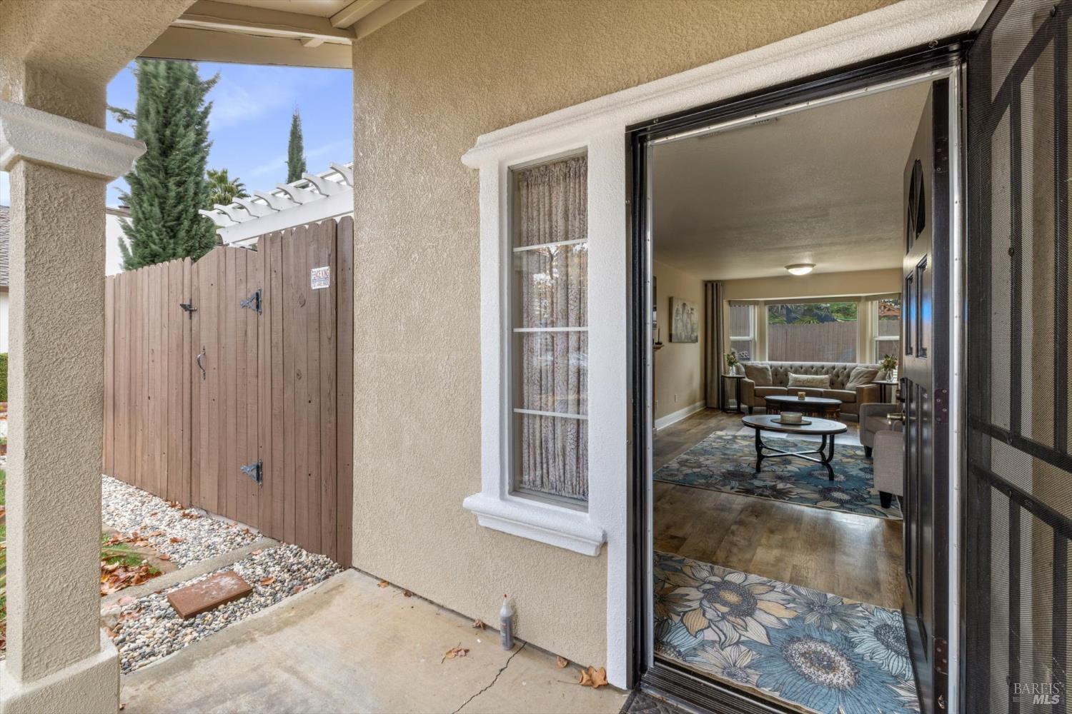 Detail Gallery Image 4 of 61 For 207 Dogwood Ct, Vacaville,  CA 95687 - 2 Beds | 2/1 Baths