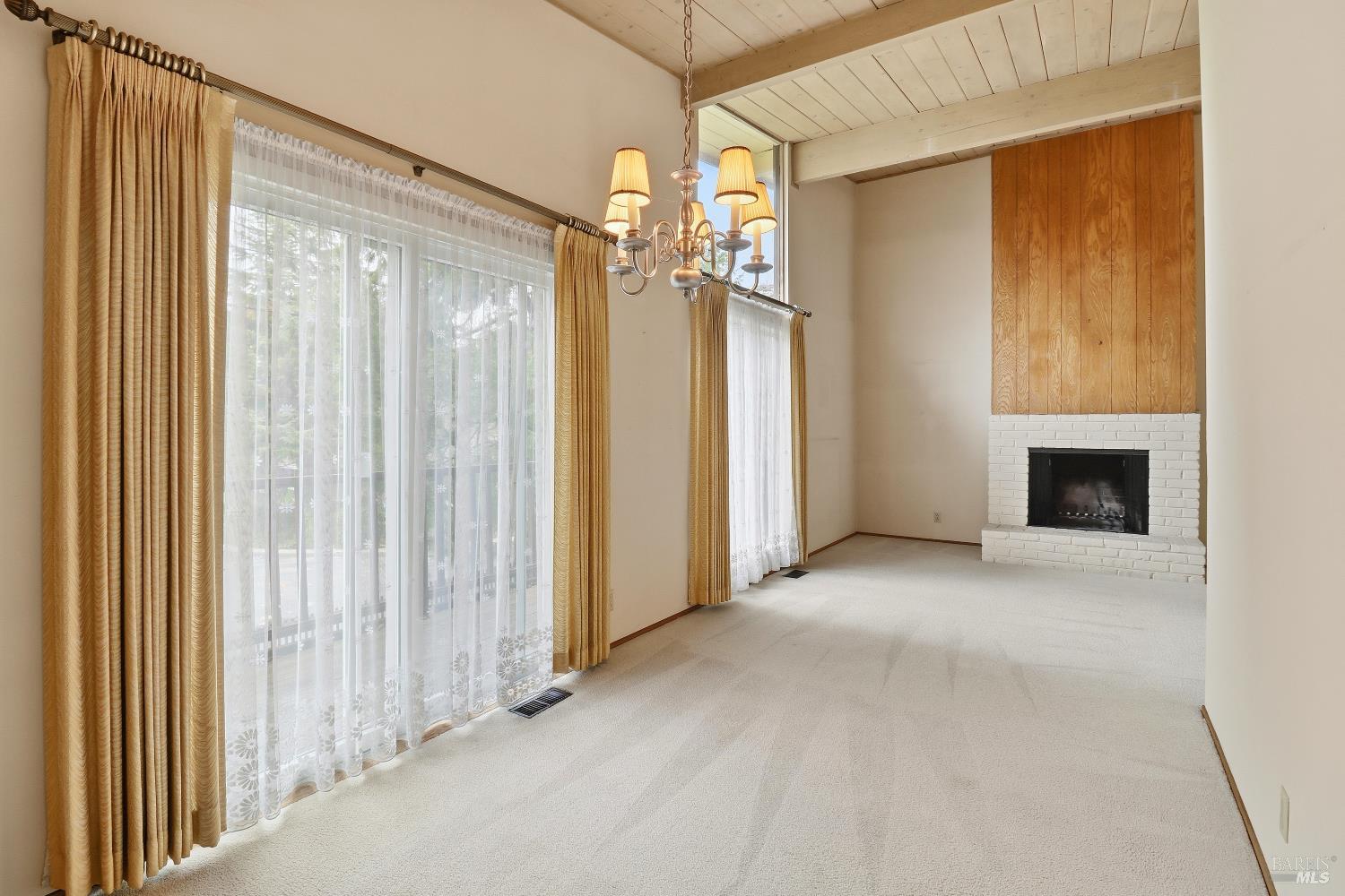 Detail Gallery Image 3 of 23 For 48 Oxford Dr, San Rafael,  CA 94903 - 3 Beds | 2 Baths