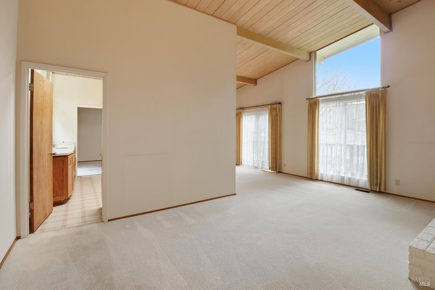 Detail Gallery Image 5 of 23 For 48 Oxford Dr, San Rafael,  CA 94903 - 3 Beds | 2 Baths