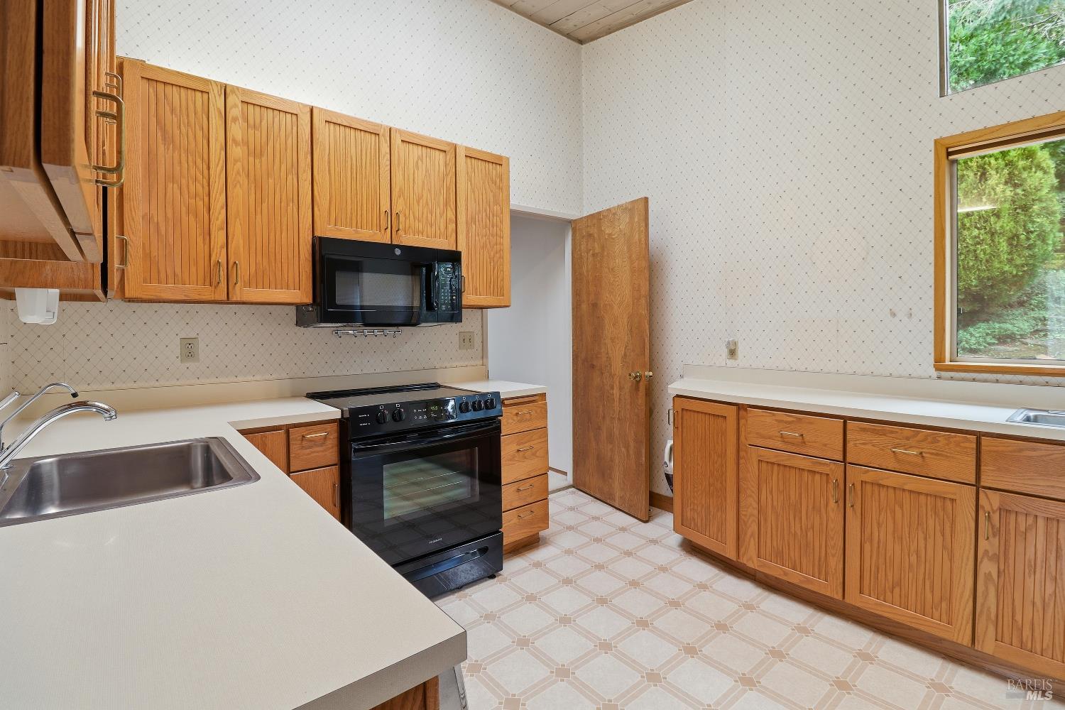 Detail Gallery Image 8 of 23 For 48 Oxford Dr, San Rafael,  CA 94903 - 3 Beds | 2 Baths