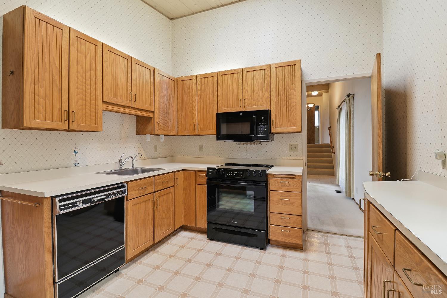 Detail Gallery Image 6 of 23 For 48 Oxford Dr, San Rafael,  CA 94903 - 3 Beds | 2 Baths