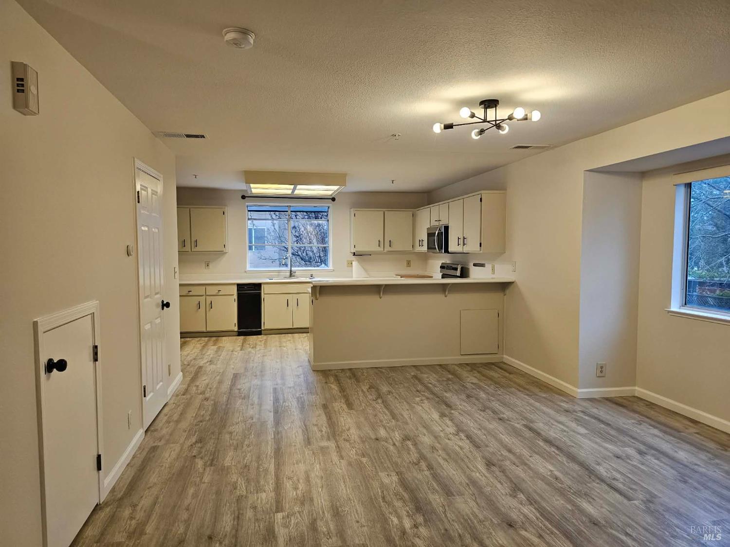 Detail Gallery Image 5 of 22 For 1198 Pear Tree Ln, Napa,  CA 94558 - 2 Beds | 2/1 Baths