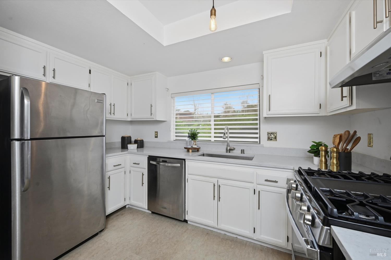 Detail Gallery Image 4 of 34 For 65 Freedom Ln, Petaluma,  CA 94952 - 2 Beds | 2/1 Baths