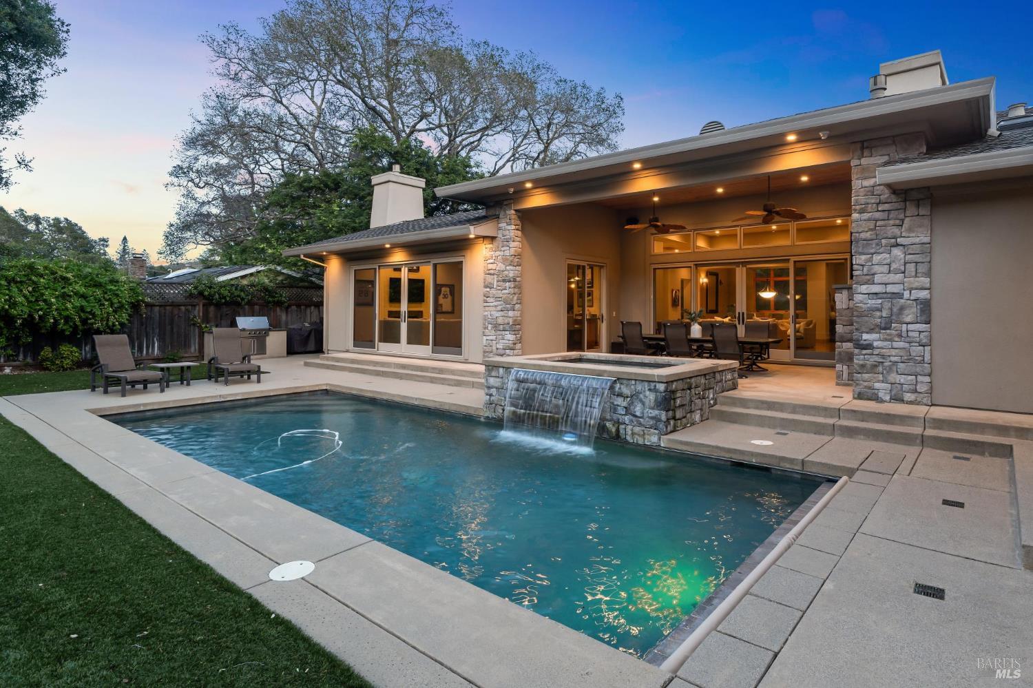 Detail Gallery Image 12 of 40 For 548 Fairway Dr, Novato,  CA 94949 - 5 Beds | 5 Baths