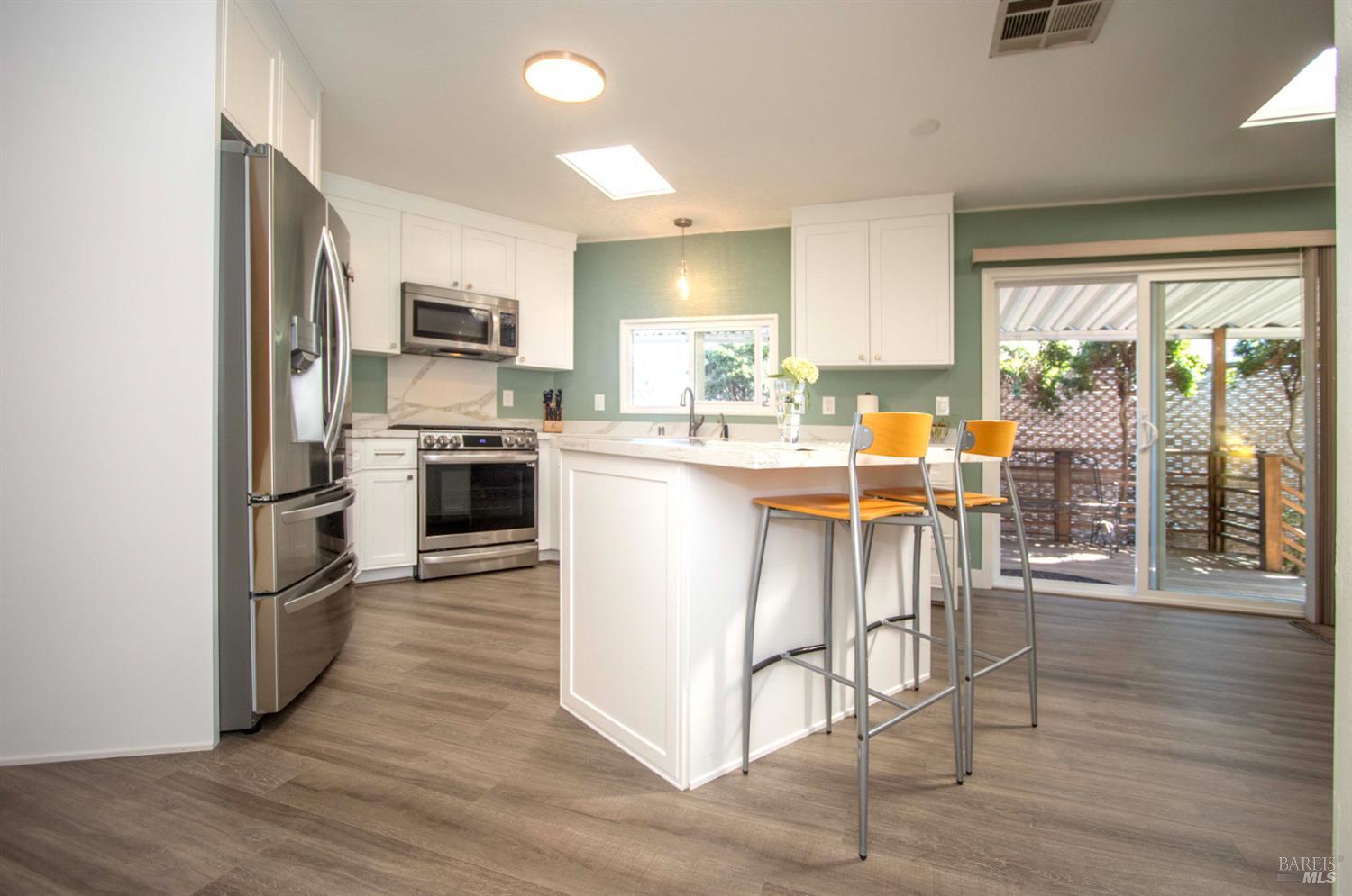 Detail Gallery Image 4 of 32 For 9 Fallen Leaf Way, Novato,  CA 94949 - 2 Beds | 2 Baths