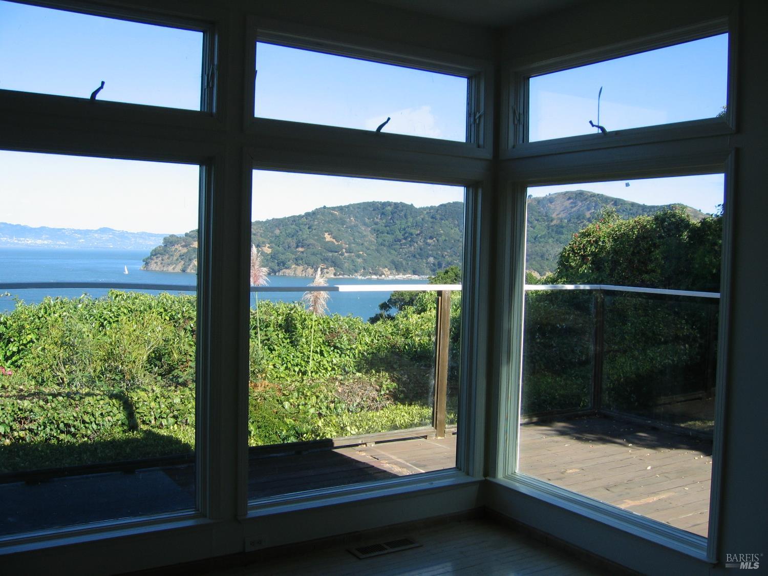 Detail Gallery Image 27 of 34 For 230 Diviso St, Tiburon,  CA 94920 - 4 Beds | 4 Baths