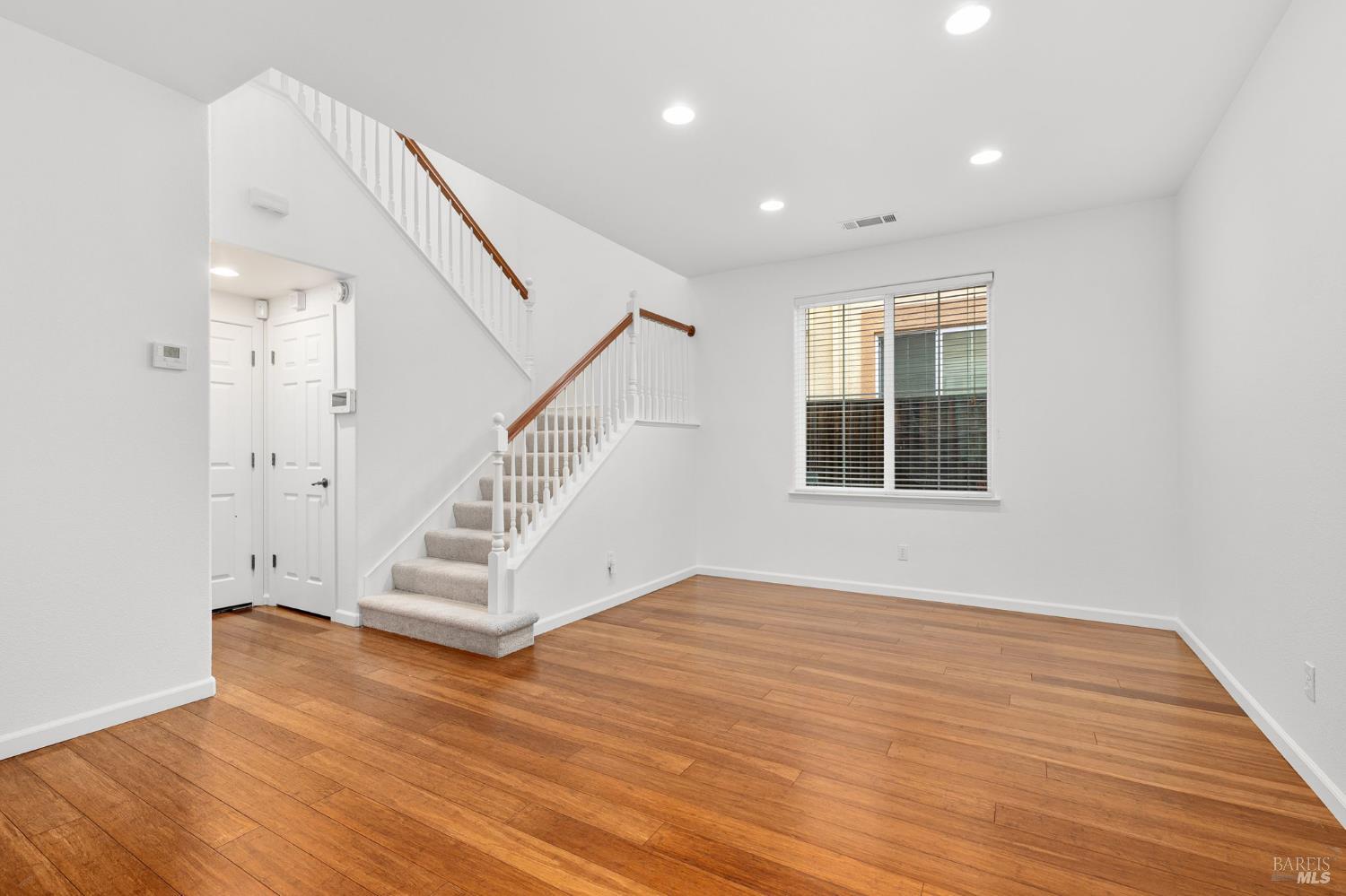 Detail Gallery Image 8 of 53 For 331 Bonarda Ct, Vacaville,  CA 95687 - 4 Beds | 2/1 Baths