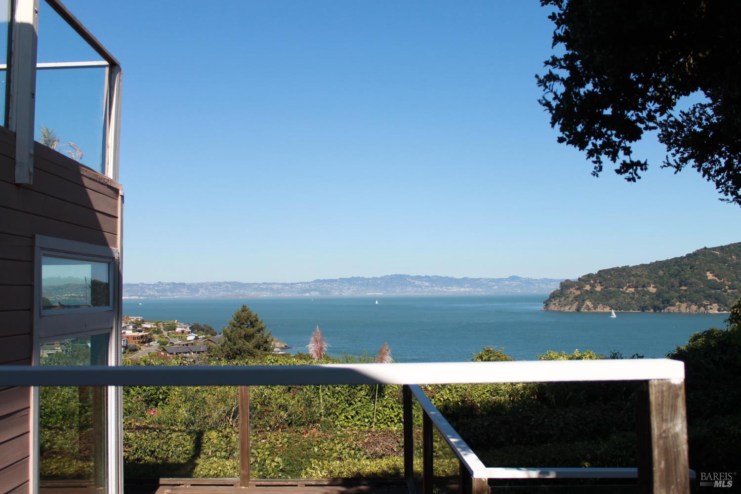 Detail Gallery Image 9 of 34 For 230 Diviso St, Tiburon,  CA 94920 - 4 Beds | 4 Baths