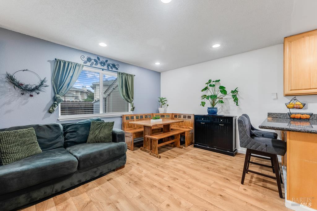 Detail Gallery Image 6 of 27 For 7167 Camino Colegio Unkn, Rohnert Park,  CA 94928 - 3 Beds | 2/1 Baths