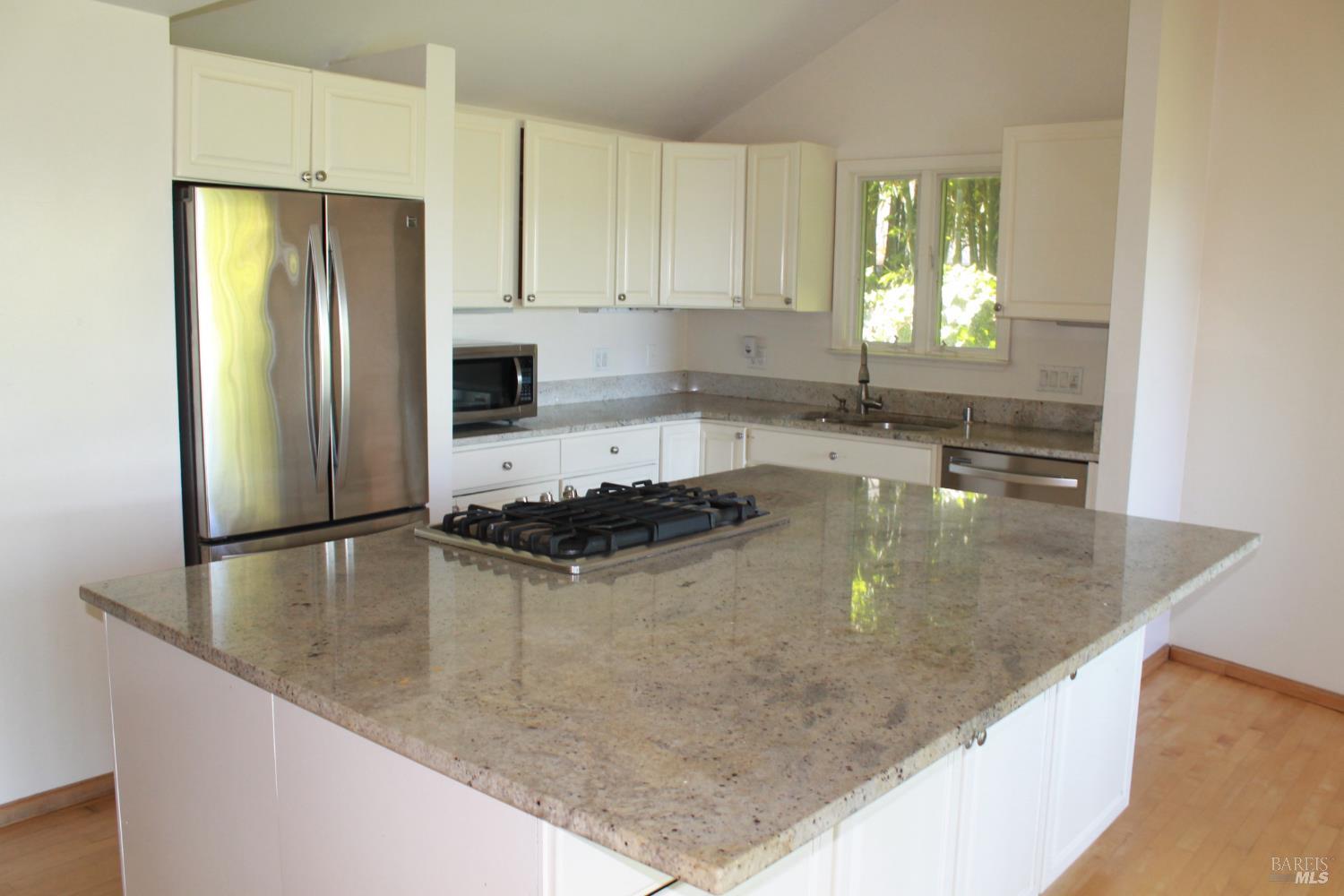 Detail Gallery Image 11 of 34 For 230 Diviso St, Tiburon,  CA 94920 - 4 Beds | 4 Baths