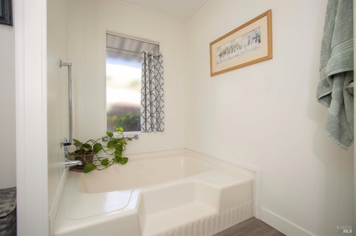 Detail Gallery Image 7 of 32 For 9 Fallen Leaf Way, Novato,  CA 94949 - 2 Beds | 2 Baths