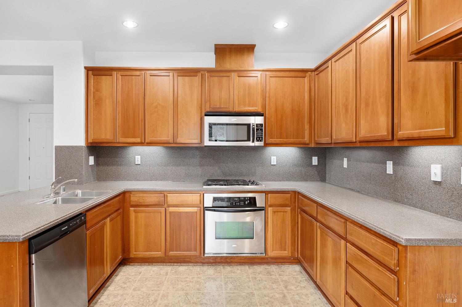 Detail Gallery Image 18 of 53 For 331 Bonarda Ct, Vacaville,  CA 95687 - 4 Beds | 2/1 Baths