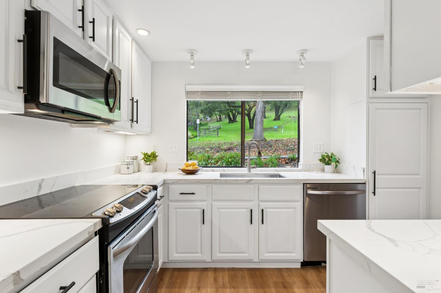 Detail Gallery Image 15 of 43 For 4 Hummingbird Way, Novato,  CA 94949 - 3 Beds | 2 Baths