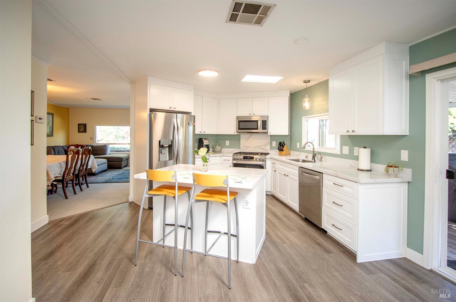 Detail Gallery Image 2 of 32 For 9 Fallen Leaf Way, Novato,  CA 94949 - 2 Beds | 2 Baths