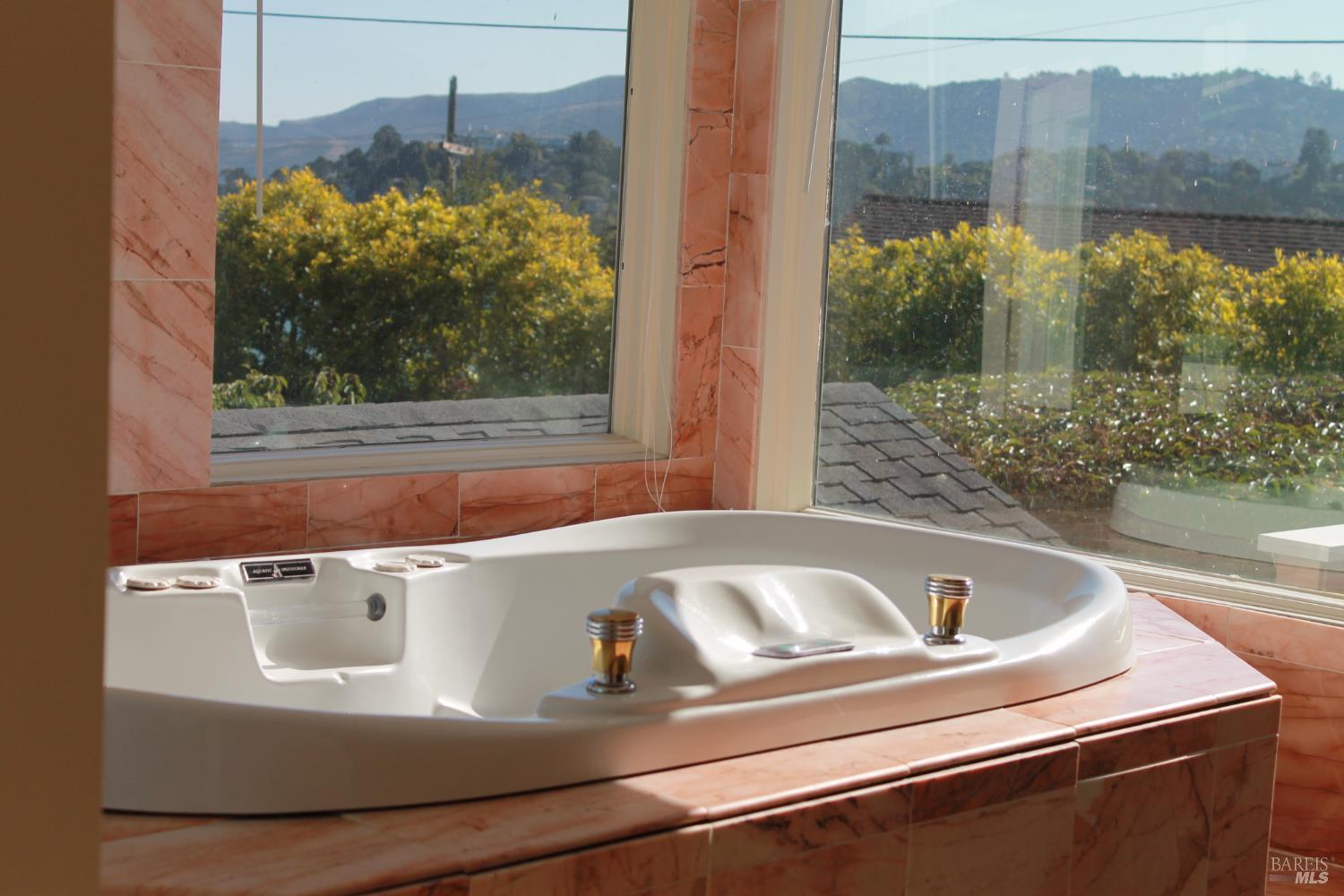 Detail Gallery Image 15 of 34 For 230 Diviso St, Tiburon,  CA 94920 - 4 Beds | 4 Baths