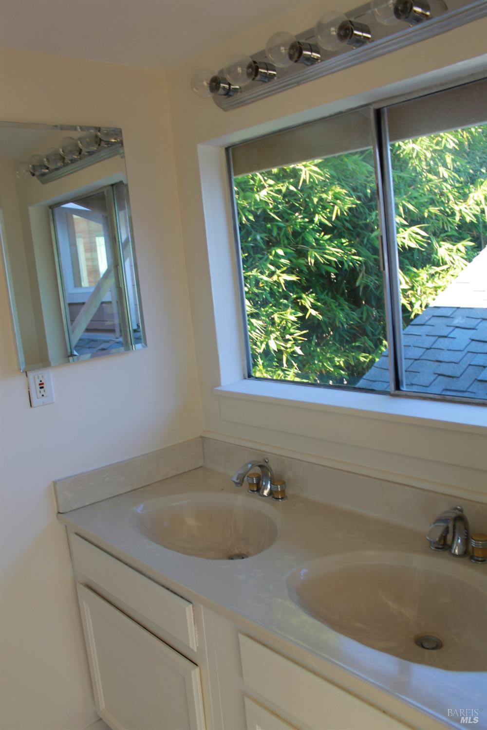 Detail Gallery Image 18 of 34 For 230 Diviso St, Tiburon,  CA 94920 - 4 Beds | 4 Baths