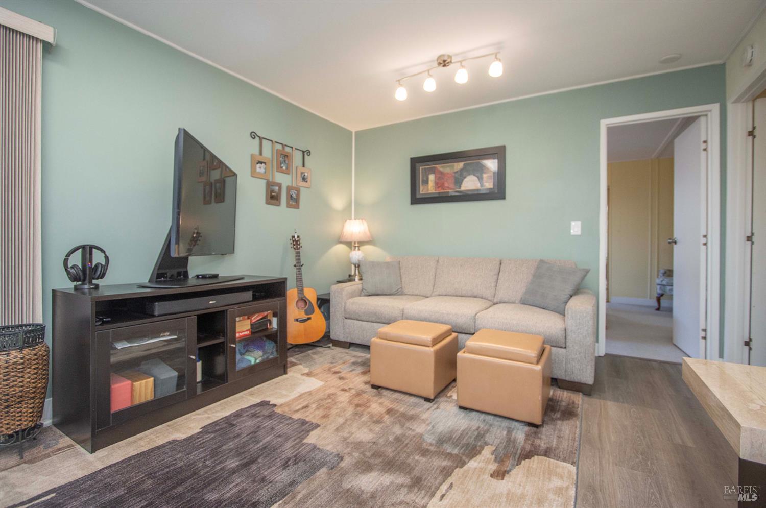 Detail Gallery Image 8 of 32 For 9 Fallen Leaf Way, Novato,  CA 94949 - 2 Beds | 2 Baths