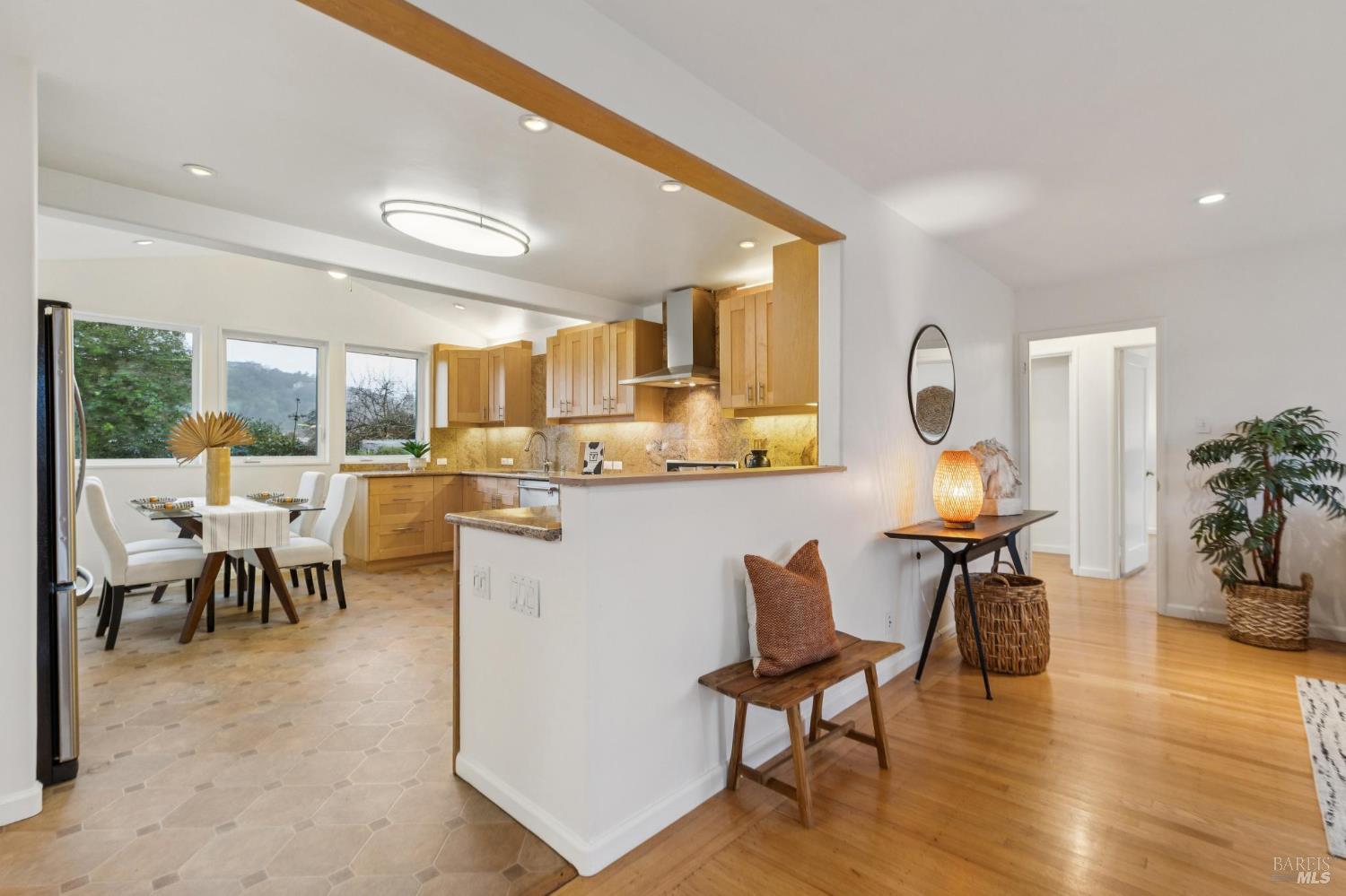 Detail Gallery Image 3 of 16 For 101 Vendola Dr, San Rafael,  CA 94903 - 3 Beds | 2 Baths