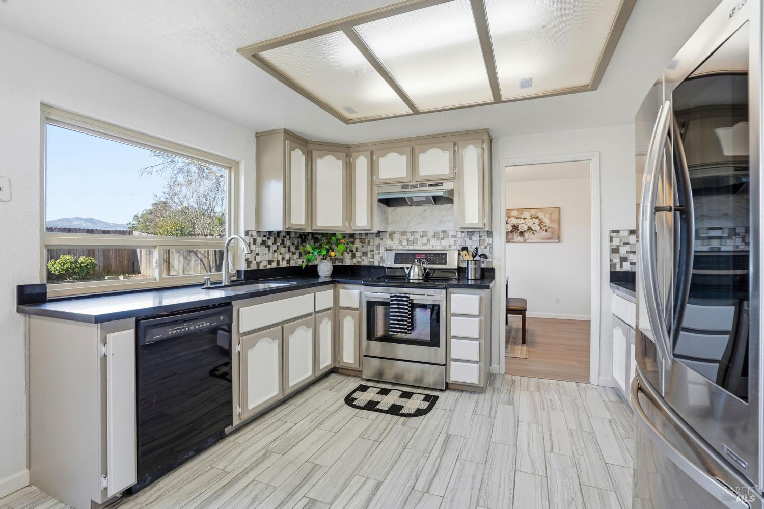 Detail Gallery Image 12 of 45 For 2100 Larchmont Cir, Fairfield,  CA 94534 - 5 Beds | 2/1 Baths