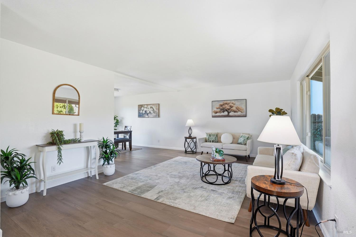 Detail Gallery Image 4 of 45 For 2100 Larchmont Cir, Fairfield,  CA 94534 - 5 Beds | 2/1 Baths