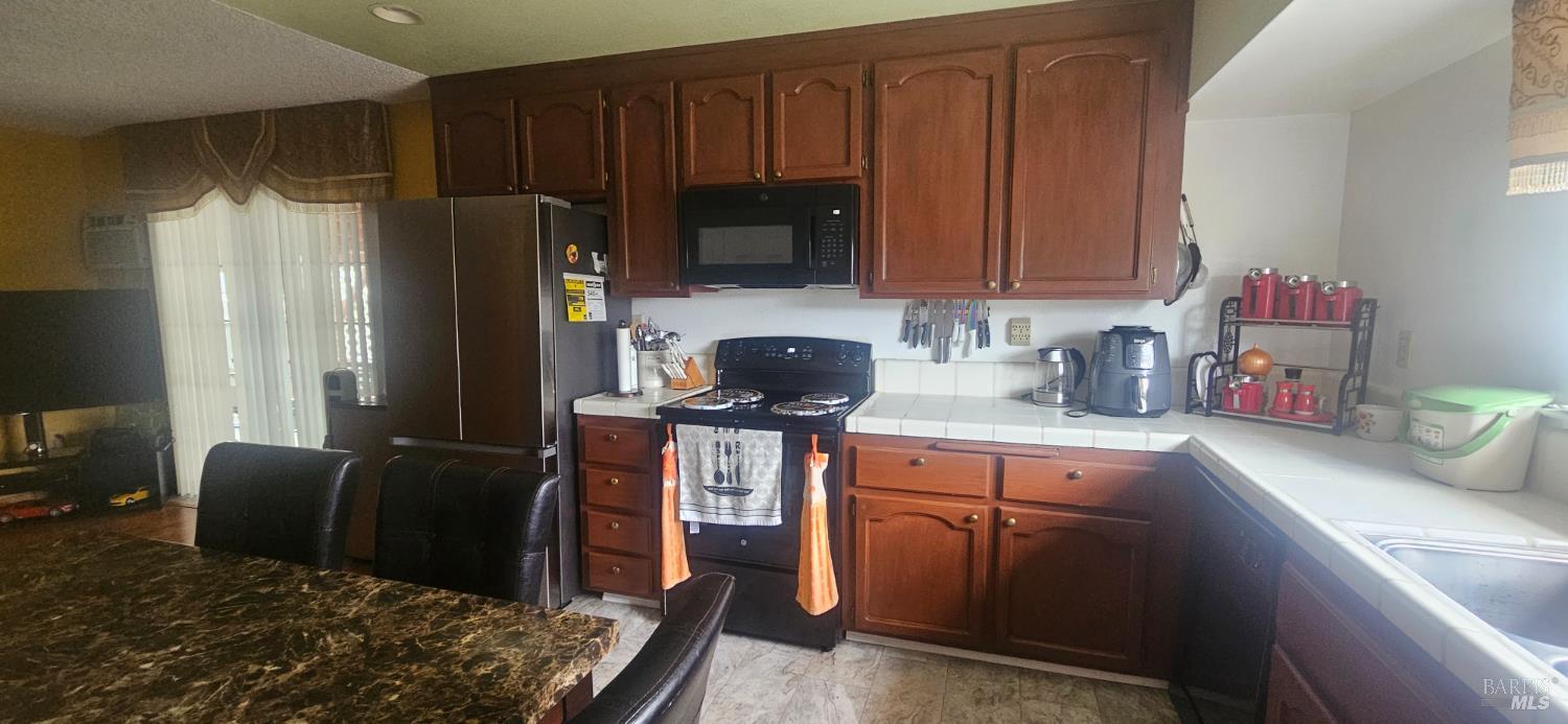 Detail Gallery Image 8 of 17 For 400 Foothill Dr, Vallejo,  CA 94591 - 3 Beds | 2 Baths