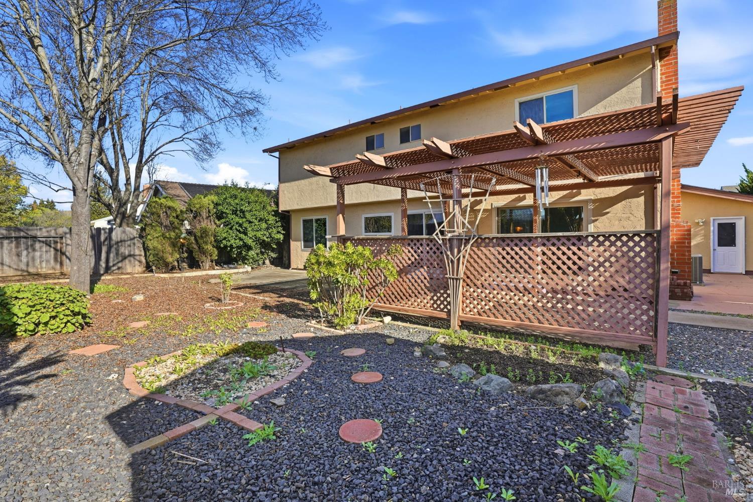 Detail Gallery Image 43 of 45 For 2100 Larchmont Cir, Fairfield,  CA 94534 - 5 Beds | 2/1 Baths