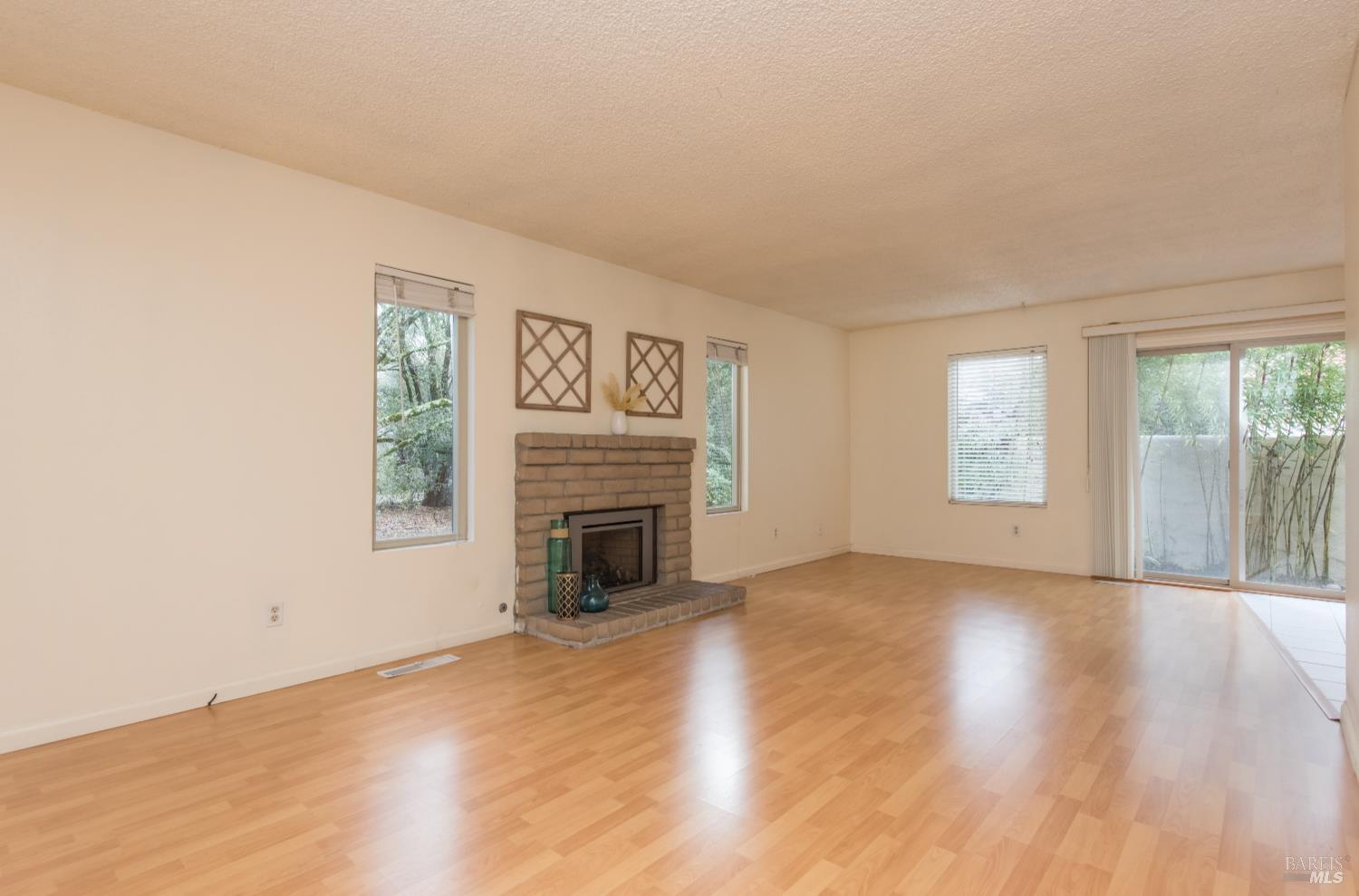 Detail Gallery Image 7 of 37 For 908 Shady Oak Dr, Santa Rosa,  CA 95404 - 3 Beds | 2 Baths