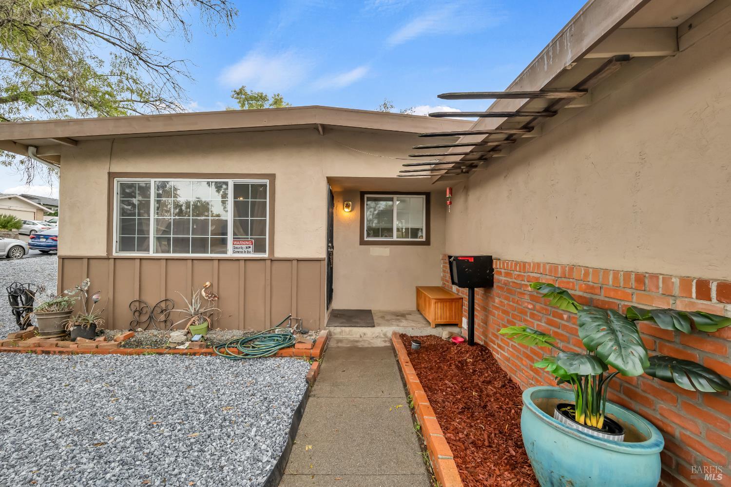 Detail Gallery Image 4 of 18 For 445 Springvalley Dr, Vacaville,  CA 95687 - 3 Beds | 2 Baths