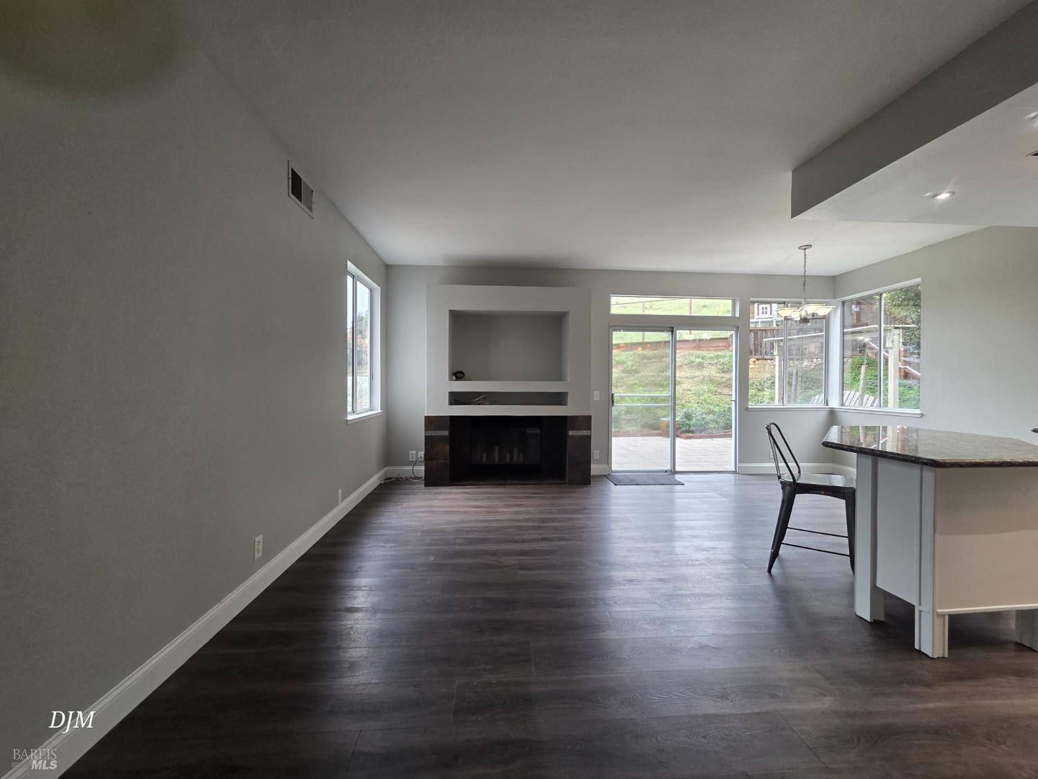 Detail Gallery Image 4 of 21 For 213 Waterview Ter, Vallejo,  CA 94591 - 3 Beds | 2/1 Baths