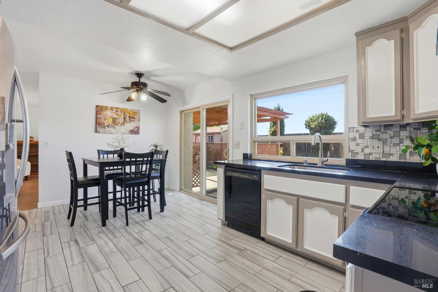 Detail Gallery Image 14 of 45 For 2100 Larchmont Cir, Fairfield,  CA 94534 - 5 Beds | 2/1 Baths