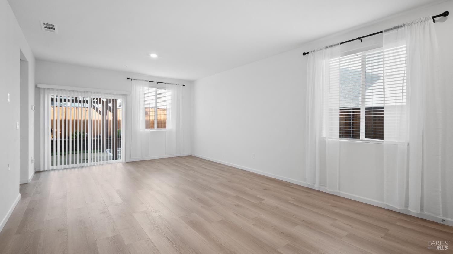 Detail Gallery Image 9 of 42 For 1464 Descanso Ln, Fairfield,  CA 94533 - 3 Beds | 2/1 Baths