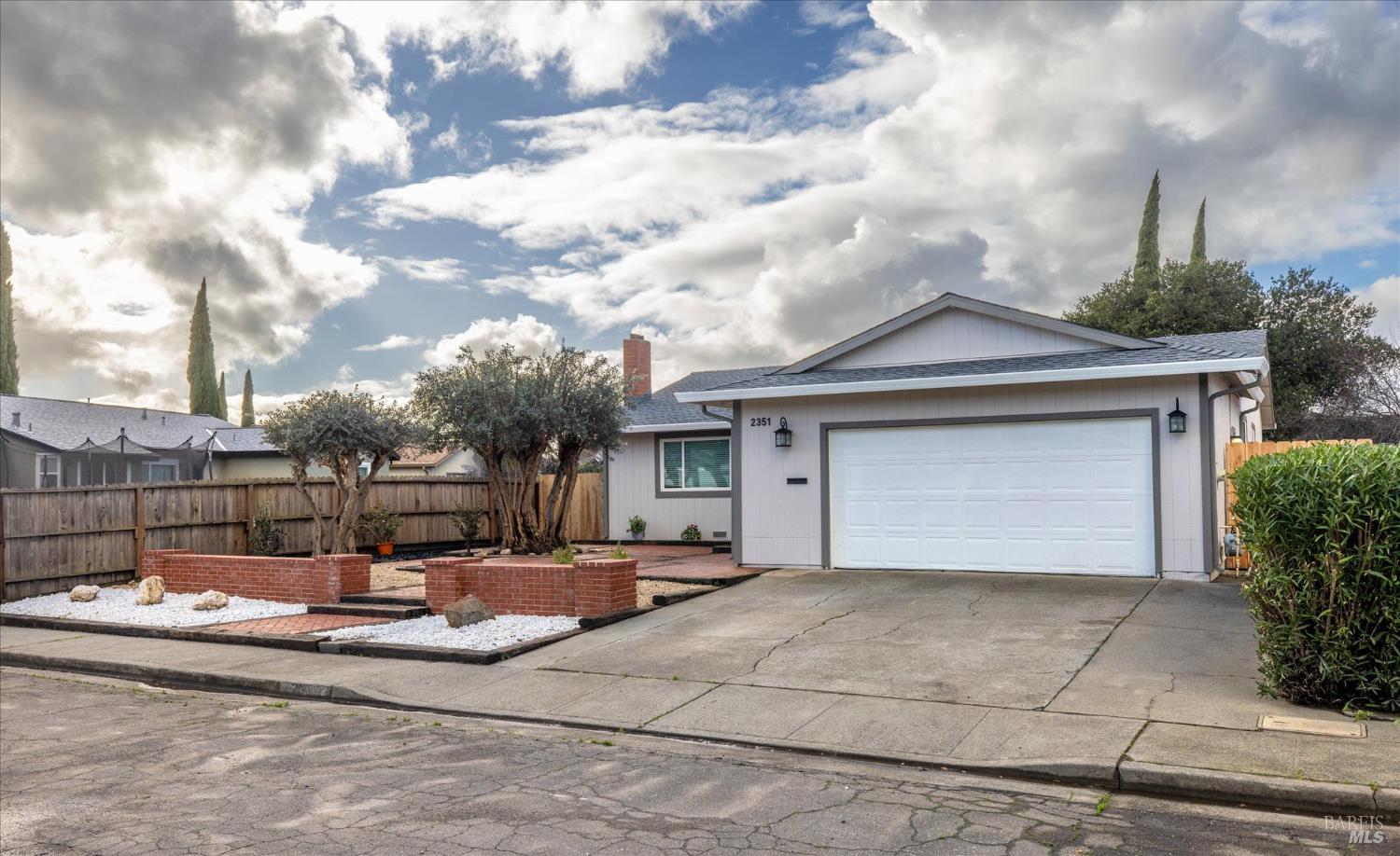 Detail Gallery Image 3 of 54 For 2351 Twain Ct, Fairfield,  CA 94533 - 3 Beds | 2 Baths