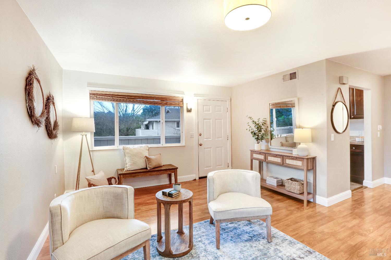 Detail Gallery Image 4 of 13 For 72 Plumas Cir a,  Novato,  CA 94947 - 2 Beds | 1 Baths