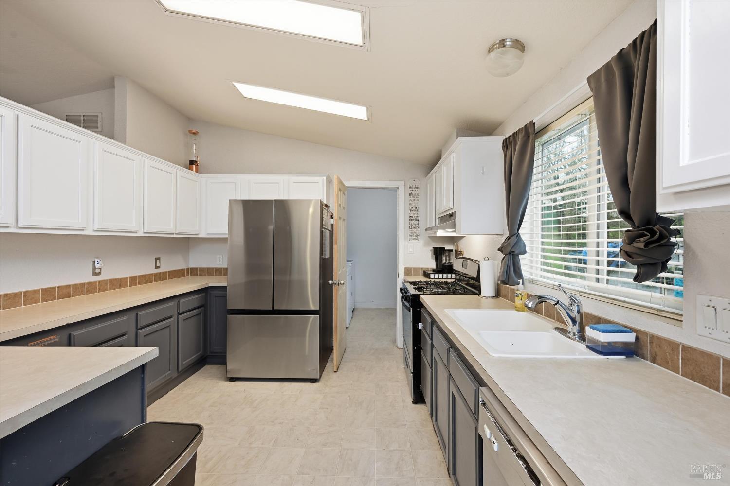 Detail Gallery Image 4 of 17 For 16845 Pebble Ct, Lower Lake,  CA 95457 - 3 Beds | 2 Baths