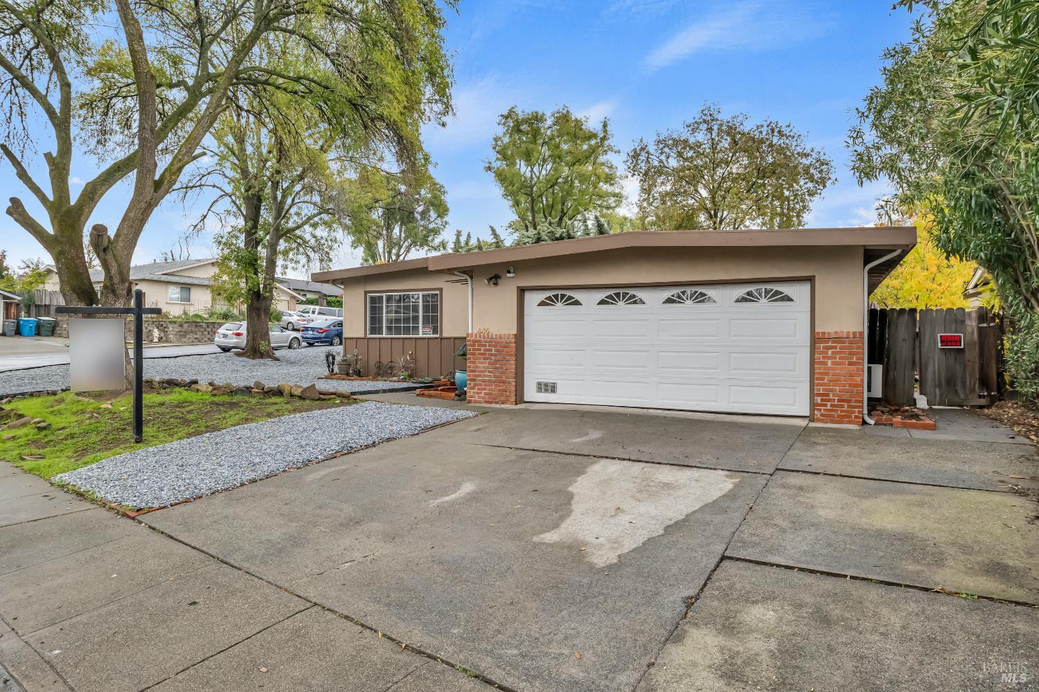 Detail Gallery Image 3 of 18 For 445 Springvalley Dr, Vacaville,  CA 95687 - 3 Beds | 2 Baths