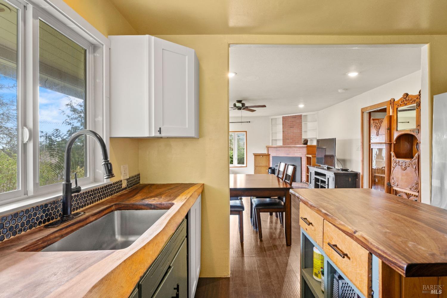 Detail Gallery Image 5 of 24 For 210 Bourbon Ln, Ukiah,  CA 95482 - 2 Beds | 1 Baths