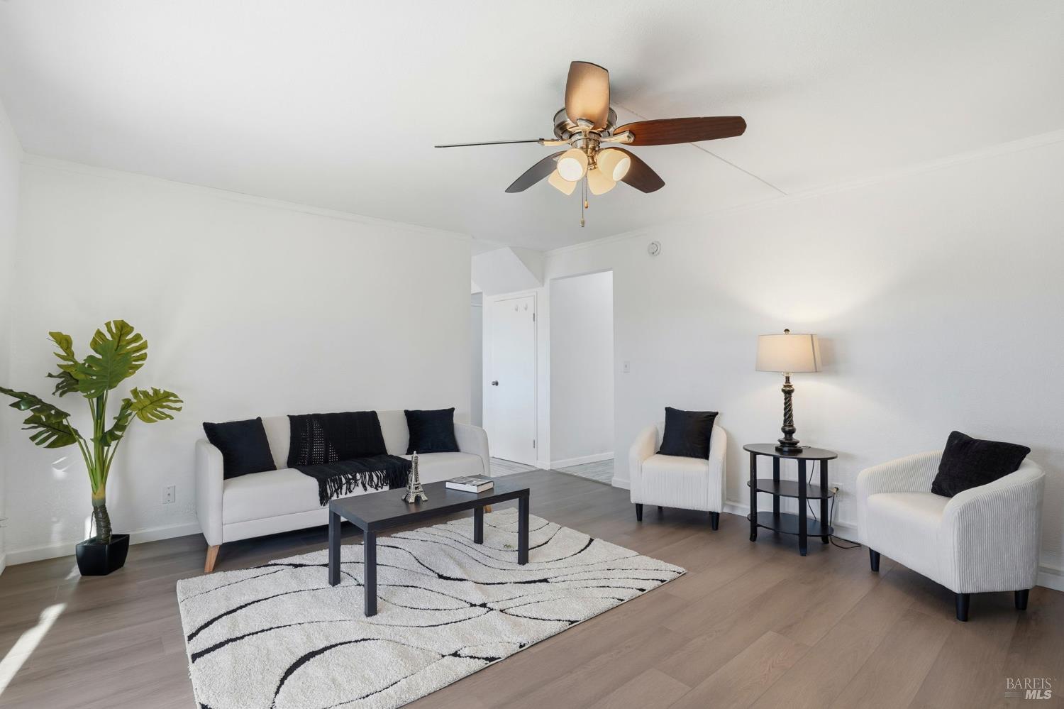 Detail Gallery Image 11 of 45 For 2100 Larchmont Cir, Fairfield,  CA 94534 - 5 Beds | 2/1 Baths