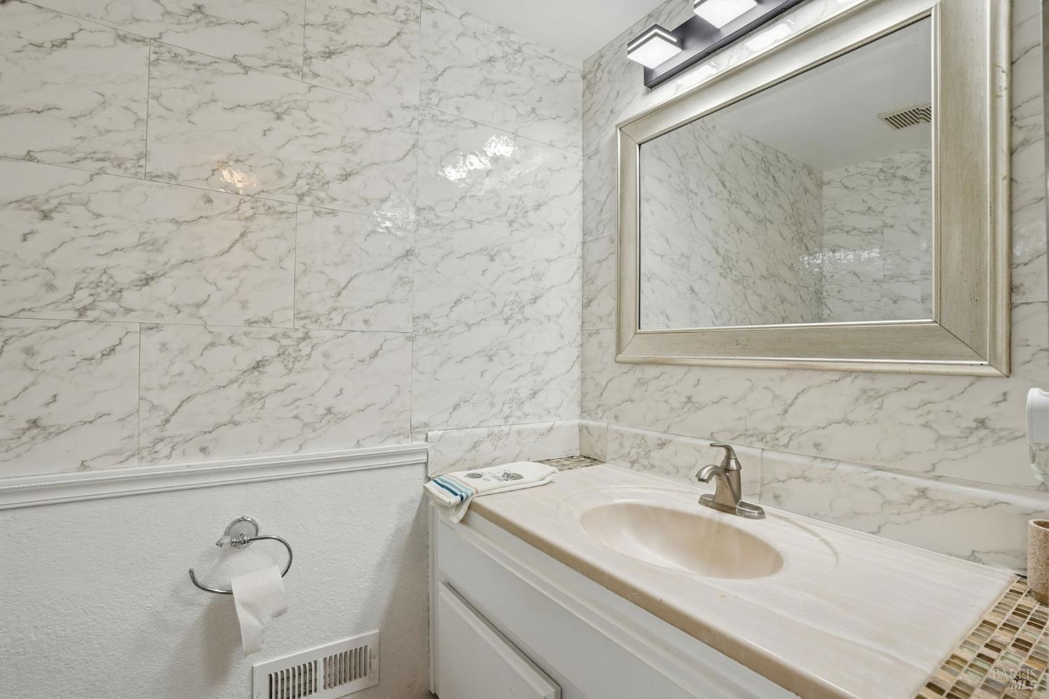 Detail Gallery Image 30 of 45 For 2100 Larchmont Cir, Fairfield,  CA 94534 - 5 Beds | 2/1 Baths