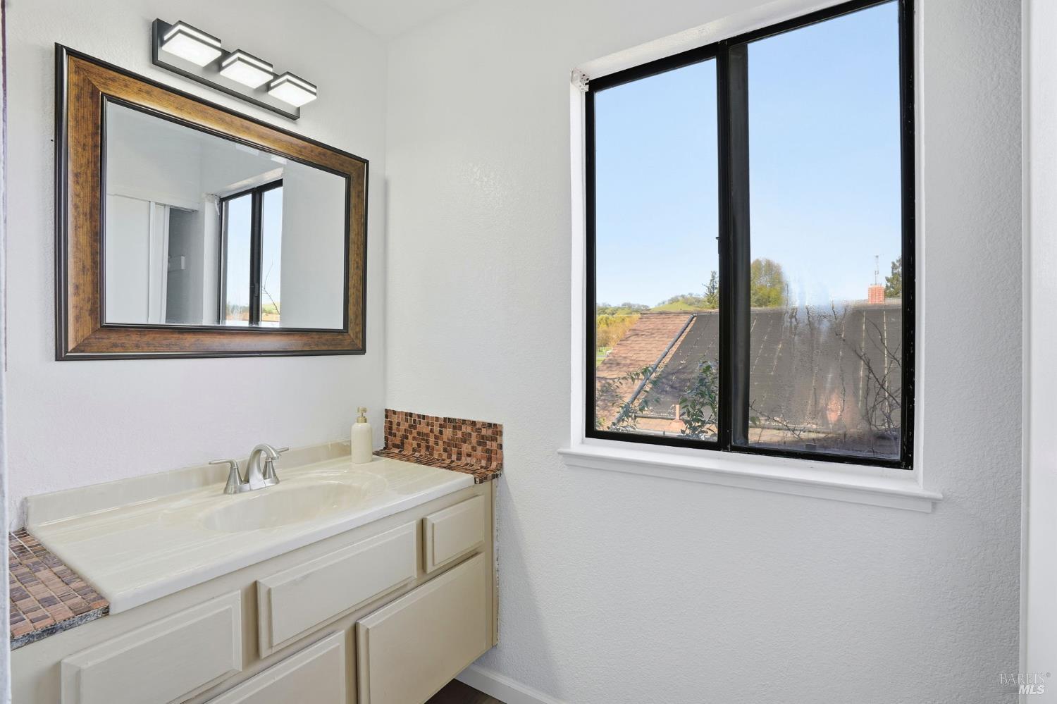 Detail Gallery Image 34 of 45 For 2100 Larchmont Cir, Fairfield,  CA 94534 - 5 Beds | 2/1 Baths