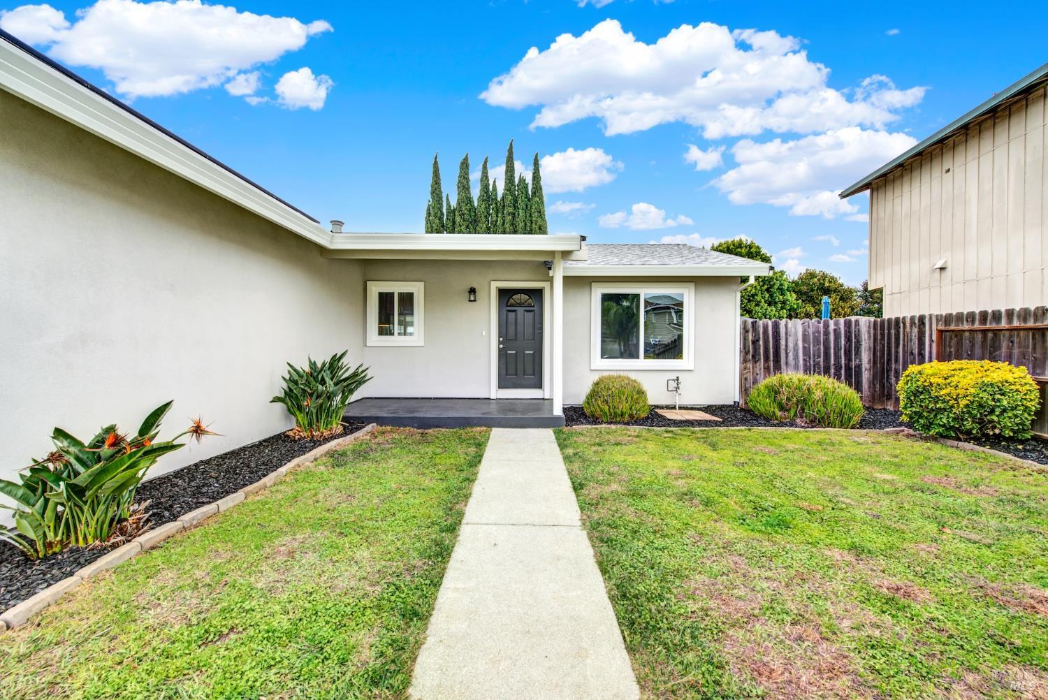 Detail Gallery Image 2 of 35 For 1402 Shasta St, Suisun City,  CA 94585 - 2 Beds | 2 Baths