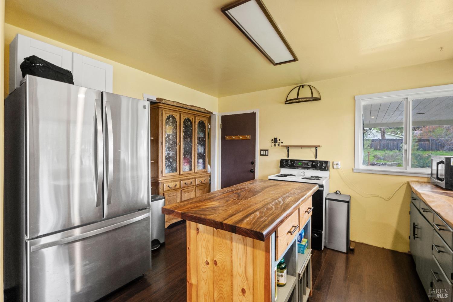 Detail Gallery Image 6 of 24 For 210 Bourbon Ln, Ukiah,  CA 95482 - 2 Beds | 1 Baths