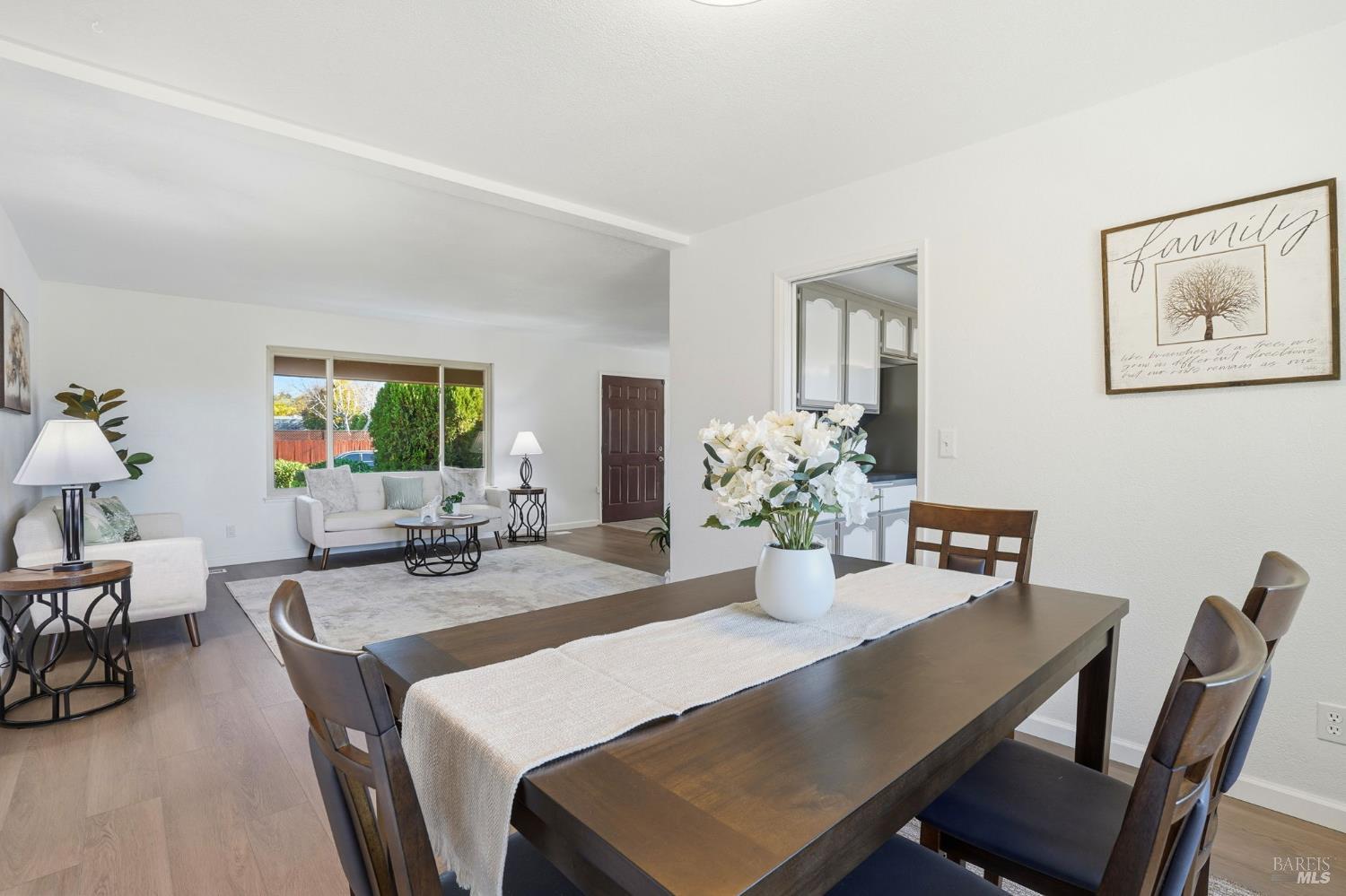 Detail Gallery Image 5 of 45 For 2100 Larchmont Cir, Fairfield,  CA 94534 - 5 Beds | 2/1 Baths