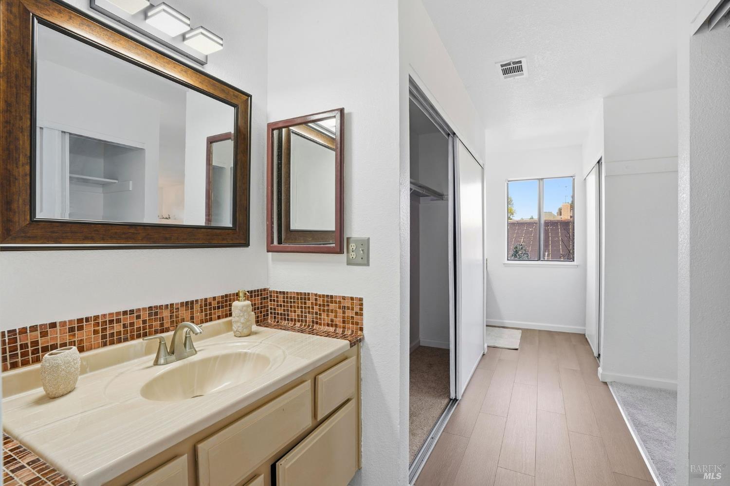 Detail Gallery Image 31 of 45 For 2100 Larchmont Cir, Fairfield,  CA 94534 - 5 Beds | 2/1 Baths