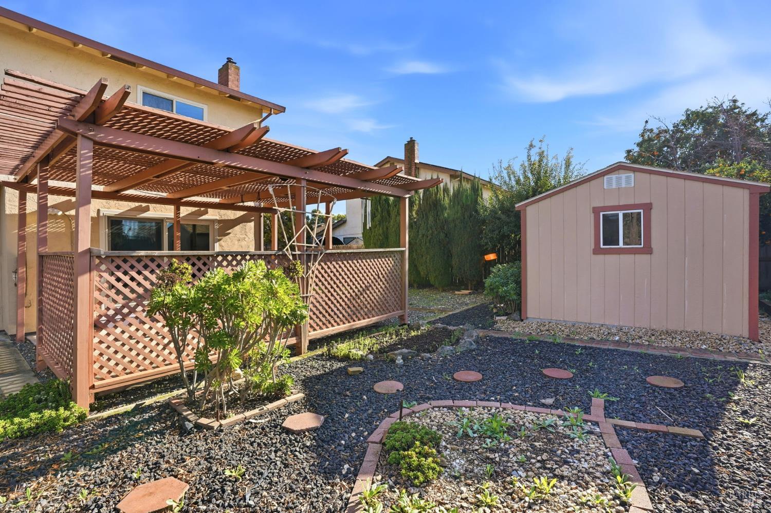 Detail Gallery Image 42 of 45 For 2100 Larchmont Cir, Fairfield,  CA 94534 - 5 Beds | 2/1 Baths