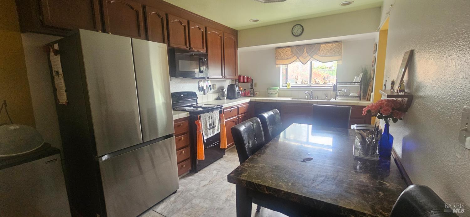 Detail Gallery Image 6 of 17 For 400 Foothill Dr, Vallejo,  CA 94591 - 3 Beds | 2 Baths