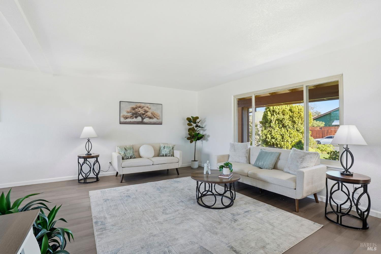 Detail Gallery Image 7 of 45 For 2100 Larchmont Cir, Fairfield,  CA 94534 - 5 Beds | 2/1 Baths