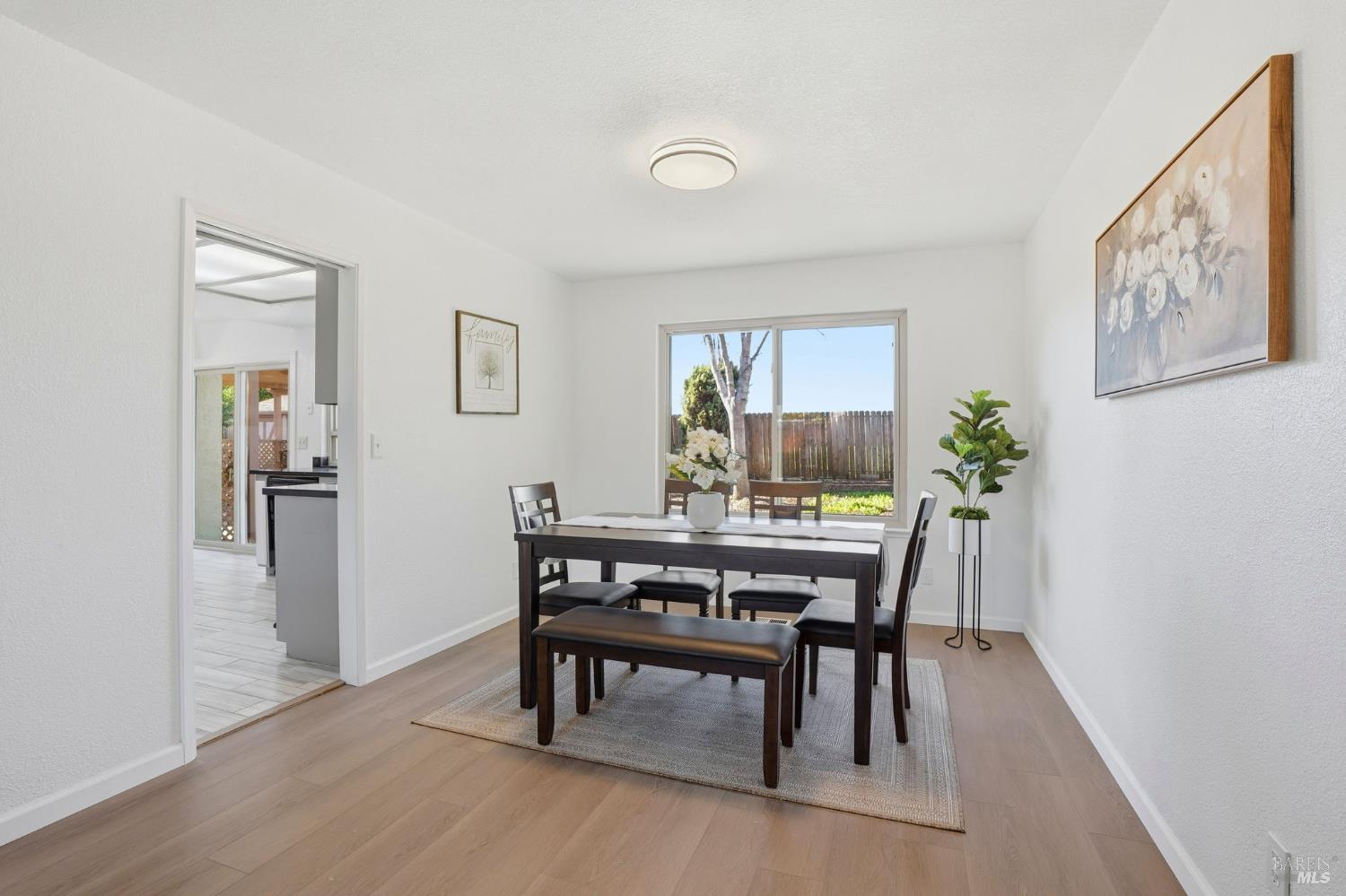 Detail Gallery Image 17 of 45 For 2100 Larchmont Cir, Fairfield,  CA 94534 - 5 Beds | 2/1 Baths